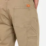 Bermuda color beige, de corte recto y largo a la rodilla, con bolsillos laterales y un bolsillo cargo en la pierna derecha.