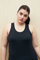 Musculosa deportiva negra con espalda racerback y calce relajado.