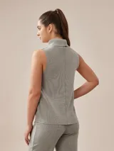 Polera gris melange de tejido de punto con cuello alto y sin mangas.