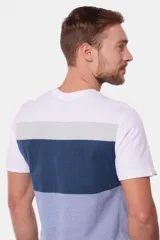 Remera de manga corta con diseño a rayas horizontales en blanco, gris, azul y celeste.