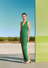 Vestido largo de crochet color verde, con escote en V y tirantes anchos.