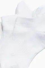 Pack de tres pares de medias deportivas blancas de corte bajo, confeccionadas con tejido DryMove™ que absorbe la humedad. Cuentan con secciones de ventilación en malla, soporte de arco y secciones reforzadas en punta y talón.