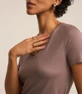 Blusa verde de viscosa con escote en V y mangas cortas.