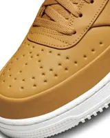 Championes de caña media Nike Court Vision Mid color marrón, con suela blanca y logo Nike en el lateral.