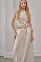 Top halter color crema, de poplin 100% algodón, con cuello ajustable con cordón.