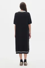 Vestido midi rojo de tejido de punto, con cuello polo a rayas azul marino y blanco, manga corta con ribete azul marino, cierre de tres botones y logo bordado en el pecho.