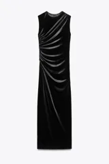 Vestido midi de terciopelo negro, con cuello redondo, sin mangas y detalle drapeado en el frente.