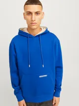 Canguro azul eléctrico con capucha y cordones ajustables, bolsillo tipo canguro y logo estampado en el pecho.