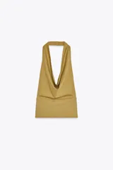 Top color ocre de algodón con cuello halter fluido, espalda descubierta y efecto lavado.