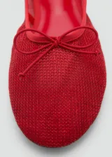 Zapato tipo bailarina color rojo, de malla, con puntera redondeada y lazo decorativo.