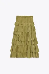Falda midi color verde oliva confeccionada en tejido con viscosa. Presenta cintura elástica y detalle de volantes en el mismo tejido.