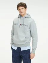 Buzo hoodie gris de Tommy Hilfiger con logo bordado en el pecho, cordones blancos y bolsillo tipo canguro.
