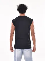 Musculosa gris con estampado de auto clásico y texto en negro.