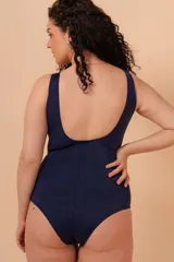 Malla entera con escote en V, aplique en el cinto y bolsillo interno en el busto para colocar copa removible o prótesis externa. Confeccionada con tela que contiene fibra LYCRA® XTRA LIFE™.