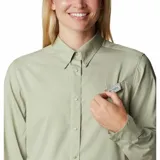 Camisa blanca de manga larga con protección solar UPF 40 y tecnología Omni-Wick. Cuenta con aberturas de ventilación y tratamiento antimicrobiano.