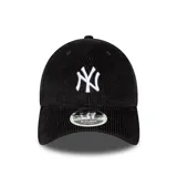 Gorra New Era negra de pana con el logo de los New York Yankees bordado en blanco en el frente.