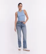 Pantalón de jean, modelo recto, con bolsillos delanteros y traseros.