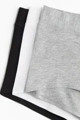 Pack de tres bombachas tipo shortie de algodón en color negro, blanco y gris.
