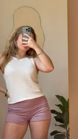 Mini short de lycra con pretina doble, color bordó con rayas horizontales blancas.