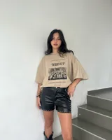 Short negro de cuero sintético con tachas plateadas en los bordes.