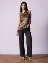 Blusa sin mangas de satén con estampado animal print y cuello volcado.
