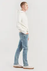 Jean de hombre, modelo 511 Slim Fit ADV, color azul medio claro con efecto desgastado. Corte ajustado (slim fit) y tiro medio.