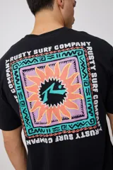 Remera negra de algodón con estampado en la espalda con el logo de Rusty Surf Company en forma de sol con motivos tribales en colores pastel.