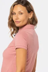 Polo azul marino de piqué con botones personalizados y mangas cortas.