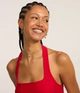 Blusa cropped de frente única color rojo, con escote cuadrado y confeccionada en bengalina con viscosa certificada.