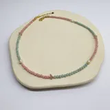 Collar de cuentas facetadas de amazonita y ópalo rosa de 3 mm de diámetro, con detalles de perlas de río y cuarzo rosa. Las terminaciones doradas son de acero hipoalergénico con baño de oro.