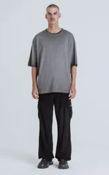 Remerón gris con corte extra oversize, hombros caídos y cuello redondo.
