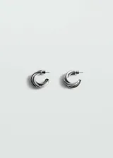 Par de aros plateados con diseño entrelazado y cierre a presión.
