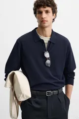 Polo de punto azul marino de corte regular fit, tejido en hilatura con mezcla de algodón y seda. Tiene cuello solapa con cierre frontal de botonadura, manga larga y acabados en rib.