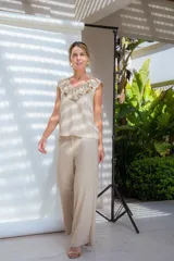 Pantalón negro de corte clásico a la cintura con pinzas y pierna ancha.