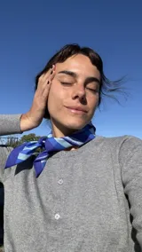 Pañuelo cuadrado de seda con estampado geométrico en tonos de azul.