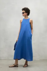 Vestido maxi azul eléctrico de lino, con cuello redondo y corte holgado.