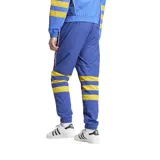Pantalón Adidas de Boca Juniors, inspirado en la colección de 1993. Color azul con detalles en amarillo, escudo del club tejido y logo de Adidas.