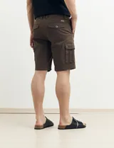 Bermuda de gabardina color marrón con bolsillos cargo laterales y bolsillos traseros con solapa.