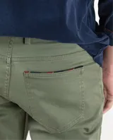 Pantalón 5 bolsillos verde de sarga con un 67% de algodón y 3% de elastano, corte slim fit y aspecto desgastado.