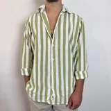 Camisa de lino a rayas verticales verdes y blancas, de corte recto y manga larga con puños abotonados.