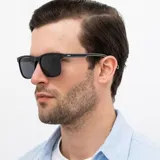 Lentes de sol INVU con montura cuadrada negra y cristales grises polarizados.