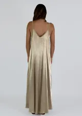 Vestido largo negro con breteles finos y corte evasé.