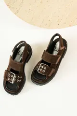 Sandalias de cuero color verde oliva con suela track y hebillas plateadas.