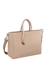 Cartera Las Oreiro color marrón, con doble asa superior y correa de hombro ajustable y extraíble. Incluye un llavero decorativo de cuerda trenzada.