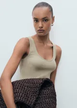 Vestido midi evasé color beige, con tirantes anchos y escote cuadrado.