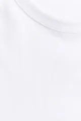 Remera blanca de manga corta con cuello redondo y hombros ligeramente caídos.