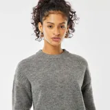 Sweater gris de punto con cuello redondo y mangas largas.