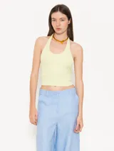 Top negro de tejido de punto con cuello halter y espalda descubierta.