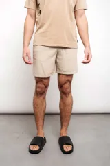 Short color beige de corte recto.