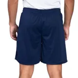 Short deportivo blanco de poliéster con cintura elástica y logo de Umbro en la pierna derecha.